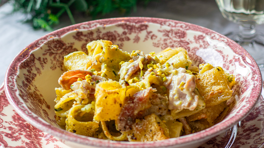 Pasta al forno al pistacchio e speck