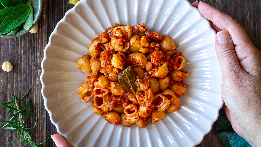 Lumache Delverde al ragù di nocciole